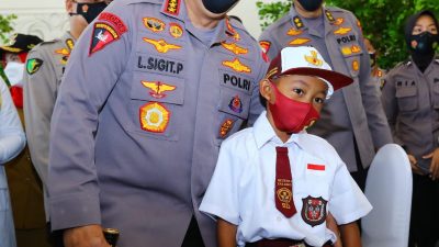 Tinjau Vaksinasi Serentak se-Indonesia, Kapolri Instruksikan Akselerasi ke Lansia dan Anak-Anak