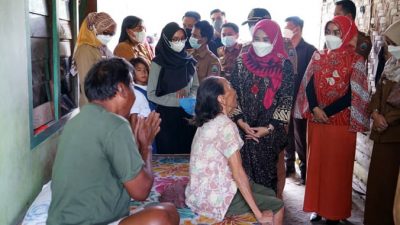 Sambangi Warganya Yang Sakit, Bunda Winarni Beri Santunan Hingga Kursi Roda