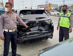 Supir Truk Lalai, Seruduk Tiga Mobil, Satu Motor di Lampu Merah