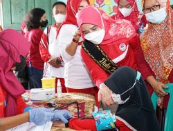 Hj. Winarni Nanang Ermanto Tinjau Sunatan Massal dan Vaksinasi Anak Usia 6-11 Tahun di Ketapang