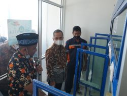Rektor Universitas Lampung Prof. Dr. Karomani, M.si melaunching sekaligus Soft Opening Air Minum isi Ulang Aqunila
