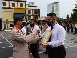 Pimpin Apel Pagi, Kapolresta Beri Penghargaan 43 Personel Berpretasi