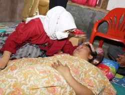 Ketua Tim PKK Winarni dan Bupati Nanang Ermanto Berikan Bantuan kepada Dua Warga Way Lubuk