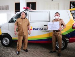 Tingkatkan Pelayanan kepada Masyarakat, Gubernur Arinal Serahkan Bantuan 6 Ambulans untuk Kepala Desa dan 1 Mobil Operasional Penyuluh Pertanian kepada Unila