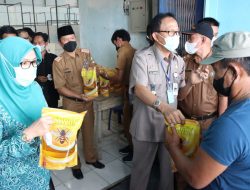 Pemkab Pesisir Barat Melakukan Operasi Pasar Minyak Goreng