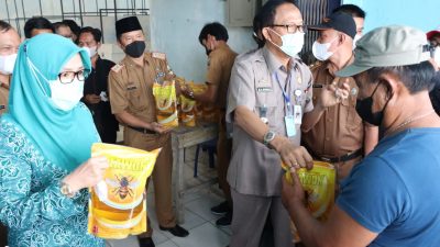 Pemkab Pesisir Barat Melakukan Operasi Pasar Minyak Goreng