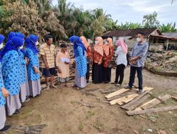 PKK, DPW dan BKMT Pesisir Barat Menyalurkan Bantuan Kepada Korban Terdampak Kebakaran