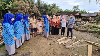 PKK, DPW dan BKMT Pesisir Barat Menyalurkan Bantuan Kepada Korban Terdampak Kebakaran