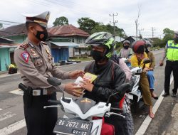 Sat Lantas Polres Lampung Barat Bagikan Minyak, Masker dan Handsantizer