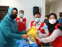 Ibu Riana Tinjau Pelaksanaan Vaksinasi Booster Covid-19 dan Bagikan Bingkisan kepada Masyarakat