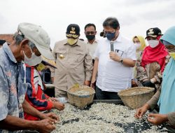 Gubernur Arinal Dampingi Menko Airlangga Hartarto Berdialog dengan Pelaku UMKM Pengelolaan Ikan Asin di Pulau Pasaran