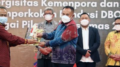Bupati Lampung Selatan Nanang Ermanto Terima Penghargaan Inisiator Olahraga SIWO PWI Pusat