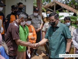 Bupati Pesawaran Tinjau Warga Korban Puting Beliung di Tegineneng