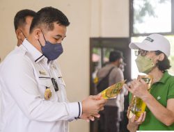 Bupati Pesawaran Menggelar Sekaligus Hadiri Operasi Pasar Minyak Goreng di Kecamatan