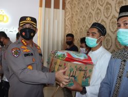 Jelang Lebaran, Polresta Bandar Lampung Bagikan Paket Sembako Bagi Warakauri, PHL dan Pengurus Masjid Bandar Lampung