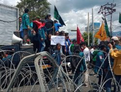 Unjuk Rasa Aliansi Mahasiswa Lampung ( AML) disambut Kawat Berduri