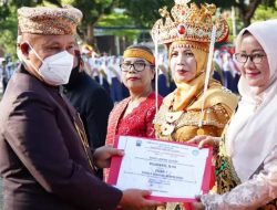 Bupati Lampung Selatan H. Nanang Ermanto Serahkan Penghargaan Satya Lencana Karya Satya Kepada Guru Berprestasi Pada Upacara Hardiknas 2022