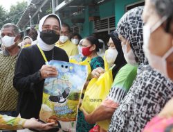Ibu Riana Sari Arinal Serahkan Bantuan Sembako untuk Masyarakat Teluk Betung Selatan dan Nelayan di Lempasing