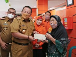 Gubernur Arinal Serahkan BLT Minyak Goreng dan Bantuan Program Sembako Tunai Tahun 2022 untuk 687.090 Keluarga