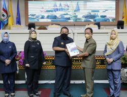 Gubernur Arinal Serahkan Dokumen LKPJ Kepala Daerah Tahun 2021 kepada Ketua DPRD Mingrum Gumay dalam Rapat Paripurna DPRD Provinsi Lampung