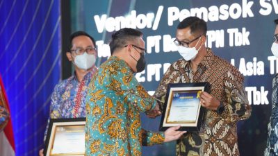 PLN Raih Penghargaan Mitra BUMN Champion 2022 dari Erick Thohir