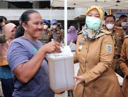 Wagub Chusnunia Lakukan Pelepasan Minyak Goreng dan Buka Pasar Murah Bersubsidi di Tulang Bawang Barat