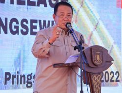 Gubernur Arinal Djunaidi Berikan Penghargaan Kepada Bupati Pringsewu