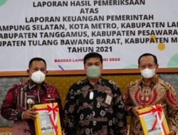 Bupati Lamsel Bersama Ketua DPRD Hadiri Penyerahan LHP LKPD Tahun Anggaran 2021