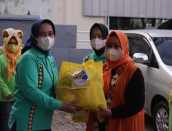 Ketua TP PKK Provinsi Lampung Salurkan Bantuan Sembako Program SiGer