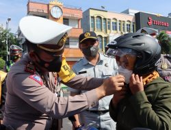 Terjaring Operasi Patuh Krakatau, Pemotor Malah Dapat Helm Gratis dari Polisi