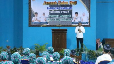 Bupati Pesisir Barat Menghadiri Pemberangkatan Calon Jamaah Haji Tahun 2022.