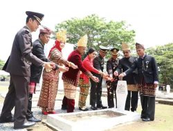 Memperingati HUT ke-77 Kemerdekaan RI, Jajaran Pejabat Pemkab Lamsel Ziarah Ke Makam Pahlawan