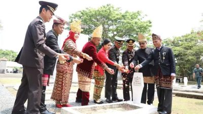 Memperingati HUT ke-77 Kemerdekaan RI, Jajaran Pejabat Pemkab Lamsel Ziarah Ke Makam Pahlawan