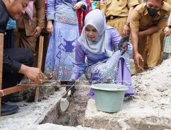 Bunda Winarni Lakukan Peletakan Batu Pertama Program Bedah Rumah BSPS
