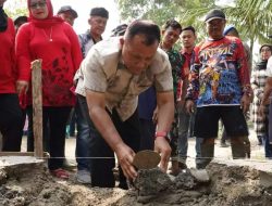 Bupati Nanang Ermanto Berikan Bantuan Bedah Rumah Kepada Warga Desa Way Sidomukti