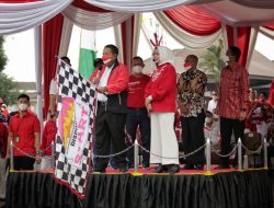Disambut Antusiasme Tinggi dari Mastarakat, Gubernur Arinal Djunaidi dan Ibu Riana Sari Arinal Lepas Kirab Marching Band Pelajar dalam Rangka HUT RI ke-77