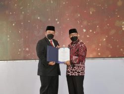 Dinilai Berprestasi Mewujudkan Keluarga Berkualitas, Gubernur Arinal dan Ibu Riana Raih Penghargaan Manggala Karya Kencana 2022 dari BKKBN