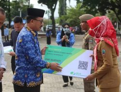 Apel Bulanan Pemkab Lamsel, Sekda Thamrin Serahkan Secara Simbolis Kartu BPJS Ketenagakerjaan kepada THLS