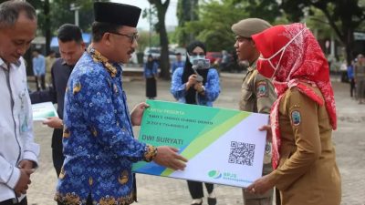 Apel Bulanan Pemkab Lamsel, Sekda Thamrin Serahkan Secara Simbolis Kartu BPJS Ketenagakerjaan kepada THLS