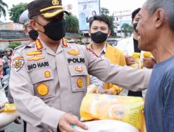 Peduli Supir dan Ojek Online Kapolresta dan Mahasiswa Bagikan 100 Paket Sembako