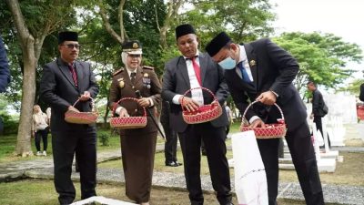 Peringati Hari Pahlawan, Bupati Lamsel dan Jajaran Forkopimda Ziarah dan Tabur Bunga ke Taman Makam Pahlawan