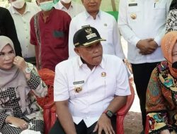 Didampingi Bupati Nanang, Menteri Sosial Tri Rismaharini Serahkan Bantuan Korban Banjir Di Lampung Selatan