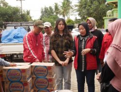 Sigap Lesty Putri Utami Berikan 1000 Paket Sembako dan Bantal untuk Warga Terdampak Banjir