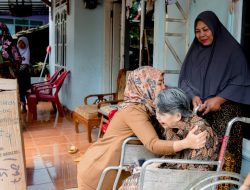 Terus Tingkatkan Kepedulian Sosial Pemerintah, Wagub Chusnunia Beri Bantuan Kursi Roda kepada Warga Kemiling, Bandar Lampung
