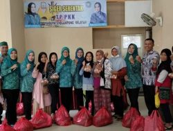Menyambut Hari Ibu Ke-94, TP PKK Kabupaten Lampung Selatan Bagikan Sembako Kepada Masyarakat
