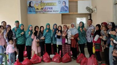 Menyambut Hari Ibu Ke-94, TP PKK Kabupaten Lampung Selatan Bagikan Sembako Kepada Masyarakat