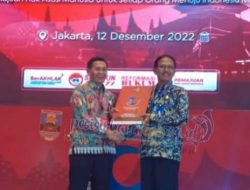 Bupati Pesisir Barat Dr.Drs.H.Agus Istiqlal. SH.MH. Terima Penghargaan Kabupaten Peduli HAM