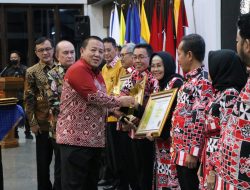 Gubernur Arinal Djunaidi Menyerahkan Penghargaan Siddhakarya Kepada Sejumlah Perusahaan Di Provinsi Lampung