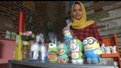 Nur Ekayani Kreatif Membuat Celengan Karakter