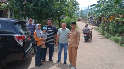 DPRD Lamsel Agus Sartono Antar Zyan Balita Penderita Bocor Jantung Menuju RS Jakarta